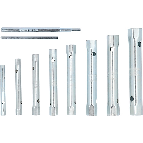 Eine Reihe von silberfarbenen, zylindrischen Schraubenschlüsseln unterschiedlicher Größe, alle aufgereiht. Oben liegen zwei zusätzliche Werkzeuge.